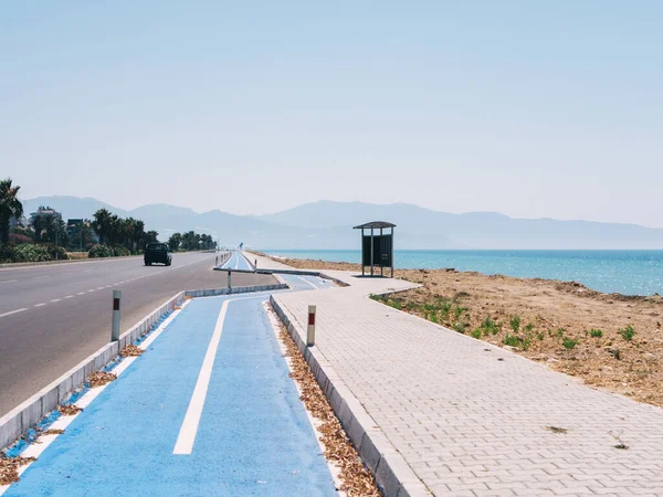 Autobahn mit Fahrradstraße am Meer entlang — Stockfoto