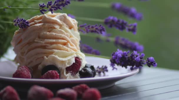 Крупный план поедания вкусного безе Павлова торта — стоковое видео