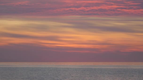 Gyönyörű jelenet a drámai égen naplemente a tengeren — Stock videók