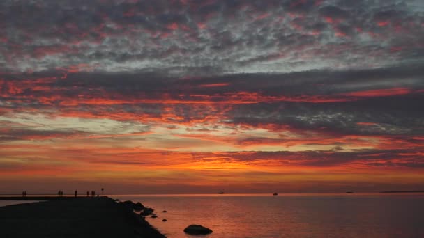 Timelapse du ciel spectaculaire coucher de soleil sur la mer — Video