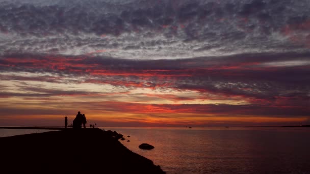 Прекрасна сцена драматичного заходу неба на морі — стокове відео
