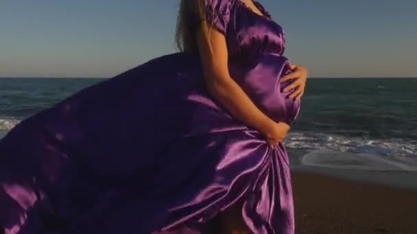 Elbiseli tanınmayan bir kadın karnını okşuyor. — Stok video