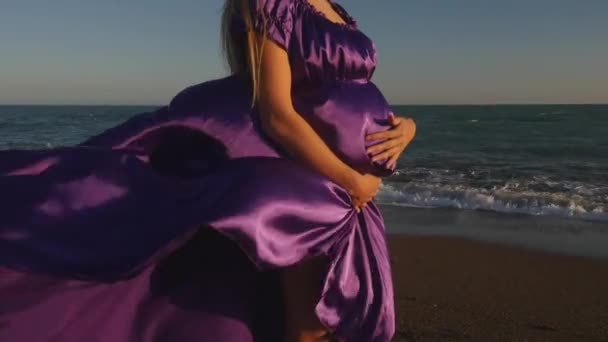 Невідома жінка в сукні погладжує живіт — стокове відео