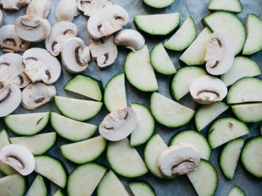 Mantar şampiyonları ve kabaklarla sağlıklı bir akşam yemeği hazırlıyorum..