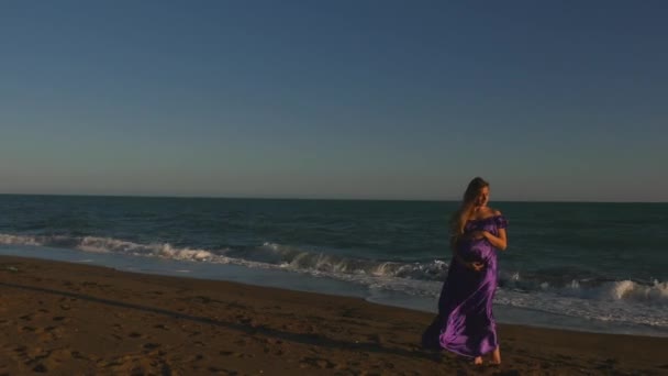 Genç bayan, deniz kenarında tek başına yürüyor. — Stok video