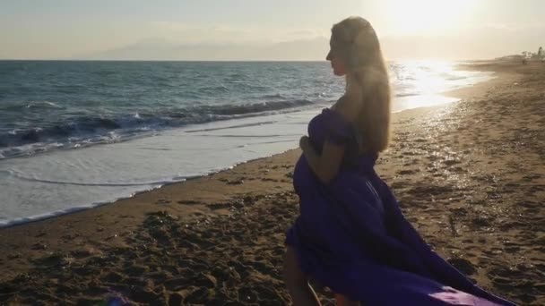 Jovem mulher de vestido andando sozinha junto ao mar — Vídeo de Stock