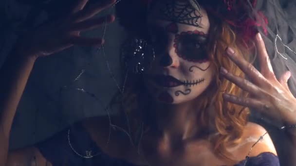 Santa Muerte make-up vrouw op Halloween avond — Stockvideo