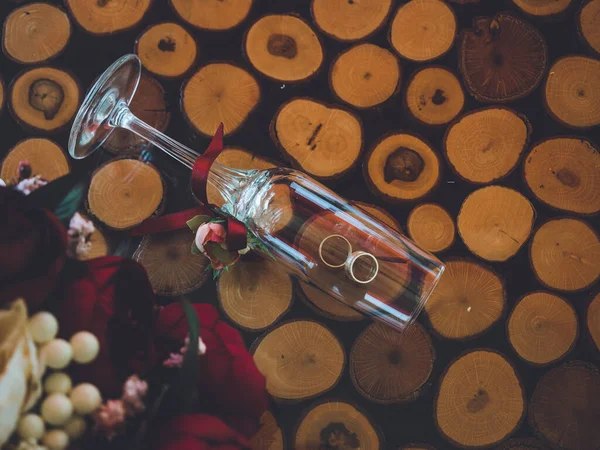 Zlaté snubní prsteny ve sklenici na šampaňské — Stock fotografie
