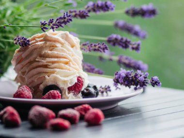 Yeşil ormanlık arka planda leziz Pavlovas pastası