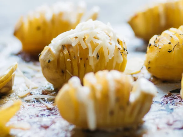 Pişirme kağıdında pişirmeden önce fırında patates hayranları