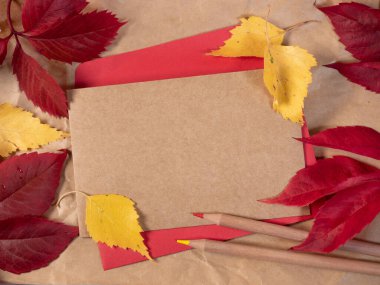 Sonbahar yaprakları ile kırmızı zarf üzerine boş retro tarzı kağıt