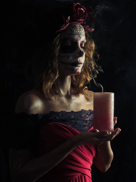 Santa Muerte make-up mladá žena drží hořící svíčku — Stock fotografie