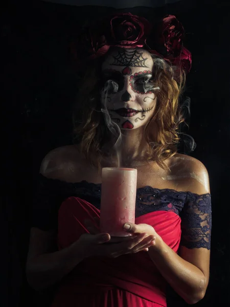 Santa Muerte make-up mladá žena drží hořící svíčku — Stock fotografie