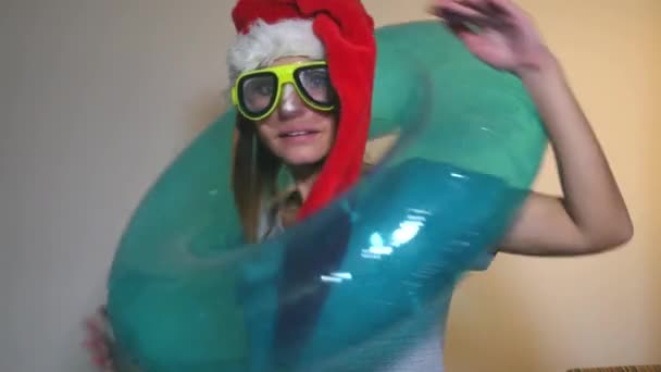 Lustige Bürofrau mit Weihnachtsmütze und aufblasbarem Ring — Stockvideo