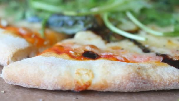 Widok z bliska obracanie pyszne wegetariańskie pizza — Wideo stockowe