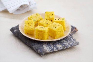 Geleneksel Hint sokak yemekleri Khaman Dhokla Chutney & Chili ile servis edilir