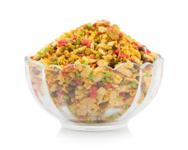 Hint Namkeen Gıda Karışımı veya Navratna Namkeen Nam Nam Nam Naimco, Namkin, Mixture veya Nimko Beyaz Arkaplanda İzole Edildi