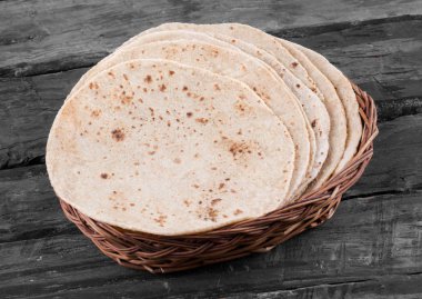 Geleneksel Hint Mutfağı Chapati Roti, Fulka, Paratha, Hint Ekmeği, Düz Ekmek, Chapathi, Wheaten Düz Ekmek, Chapatti, Chappathi veya Kulcha olarak da bilinir.