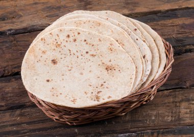 Geleneksel Hint Mutfağı Chapati Roti, Fulka, Paratha, Hint Ekmeği, Düz Ekmek, Chapathi, Wheaten Düz Ekmek, Chapatti, Chappathi veya Kulcha olarak da bilinir.