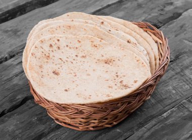 Geleneksel Hint Mutfağı Chapati Roti, Fulka, Paratha, Hint Ekmeği, Düz Ekmek, Chapathi, Wheaten Düz Ekmek, Chapatti, Chappathi veya Kulcha olarak da bilinir.