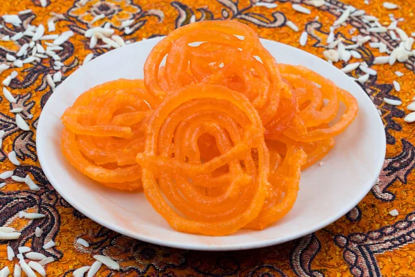 Jalebi 也叫Imarti Imarati Paneer Jalebi或Zulbia 是一种印度甜食 是通过在面粉面糊中加入椒盐或圆形调料制成的 — 图库照片