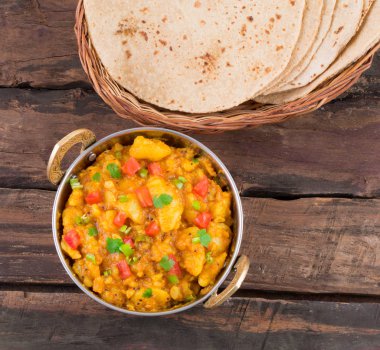 Hint Mutfağı Baharatlı Patates Kızartması, Patates Köri, Aloo Masala ya da Alu Masala olarak da bilinir. Hint Ekmeği, Roti veya Chapati ile birlikte Tahta Masa 'da servis edilir.