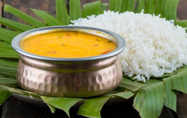 Geleneksel Hint Mutfağı Dal Fry veya Rice da Dal Chawal, Daal Chawal, Dal Rice, Whole Yellow Mercimeği ile Rice veya Dal Tadka olarak bilinir.