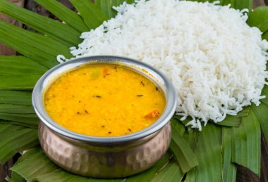 Geleneksel Hint Mutfağı Dal Fry veya Rice da Dal Chawal, Daal Chawal, Dal Rice, Whole Yellow Mercimeği ile Rice veya Dal Tadka olarak bilinir.