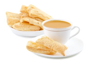 Hint Çay Saati Kahvaltısı Khari, Kharee, Khari Bisküvisi ya da Tuzlu Puf Böreği olarak da bilinir, Hint Sıcak Masala Çayı ya da Beyaz Arkaplanda izole edilmiş Sıcak Çay ile servis edilir.