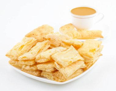 Hint Çay Saati Kahvaltısı Khari, Kharee, Khari Bisküvisi ya da Tuzlu Puf Böreği olarak da bilinir, Hint Sıcak Masala Çayı ya da Beyaz Arkaplanda izole edilmiş Sıcak Çay ile servis edilir.
