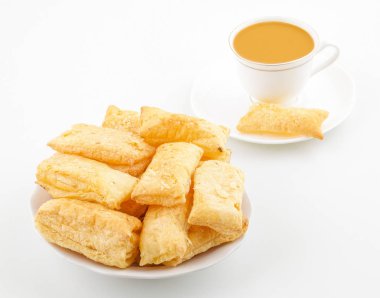 Hint Çay Saati Kahvaltısı Khari, Kharee, Khari Bisküvisi ya da Tuzlu Puf Böreği olarak da bilinir, Hint Sıcak Masala Çayı ya da Beyaz Arkaplanda izole edilmiş Sıcak Çay ile servis edilir.