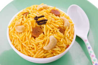 Hint mutfağı Pulav, Vejetaryen Biryani, Vejetaryen Pulav, Sebze Pulav, Biryani veya Sebze Pilav olarak da bilinir.