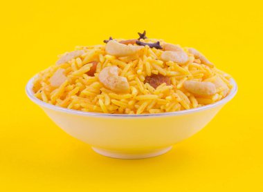 Hint mutfağı Pulav, Vejetaryen Biryani, Vejetaryen Pulav, Sebze Pulav, Biryani veya Sebze Pilav olarak da bilinir.