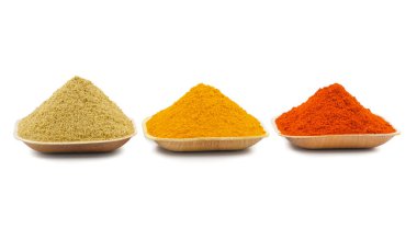 Hint Renkli Baharatları olarak da bilinir. Kırmızı biber tozu, zerdeçal tozu, kişniş tozu, Mirchi, Mirch, Haldi, Dhaniya tozu olarak da bilinir.