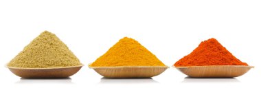 Hint Renkli Baharatları olarak da bilinir. Kırmızı biber tozu, zerdeçal tozu, kişniş tozu, Mirchi, Mirch, Haldi, Dhaniya tozu olarak da bilinir.