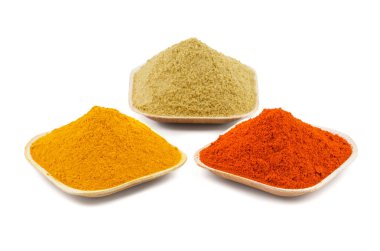 Hint Renkli Baharatları olarak da bilinir. Kırmızı biber tozu, zerdeçal tozu, kişniş tozu, Mirchi, Mirch, Haldi, Dhaniya tozu olarak da bilinir.