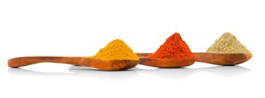 Tahta kaşıklardaki Hint Baharatları olarak da bilinir. Kırmızı biber tozu, zerdeçal tozu, kişniş tozu, Mirchi, Mirch, Haldi, Dhaniya tozu olarak da bilinir.
