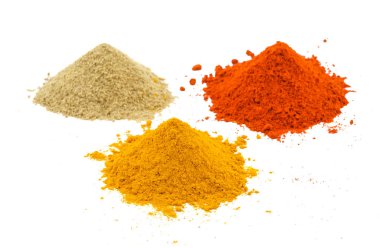 Renkli baharat Hint yığını da kırmızı biber tozu, zerdeçal tozu, kişniş toz, Mirchi, Mirch Haldi, beyaz arka plan üzerinde izole Dhaniya toz