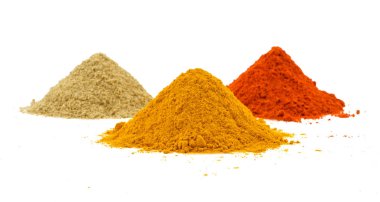 Renkli baharat Hint yığını da kırmızı biber tozu, zerdeçal tozu, kişniş toz, Mirchi, Mirch Haldi, beyaz arka plan üzerinde izole Dhaniya toz