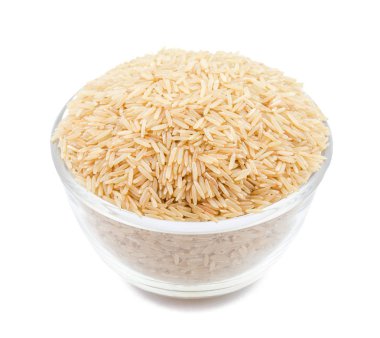 Beyaz arka plan üzerinde izole sağlıklı kahverengi pirinç