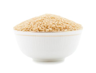 Beyaz arka plan üzerinde izole sağlıklı kahverengi pirinç