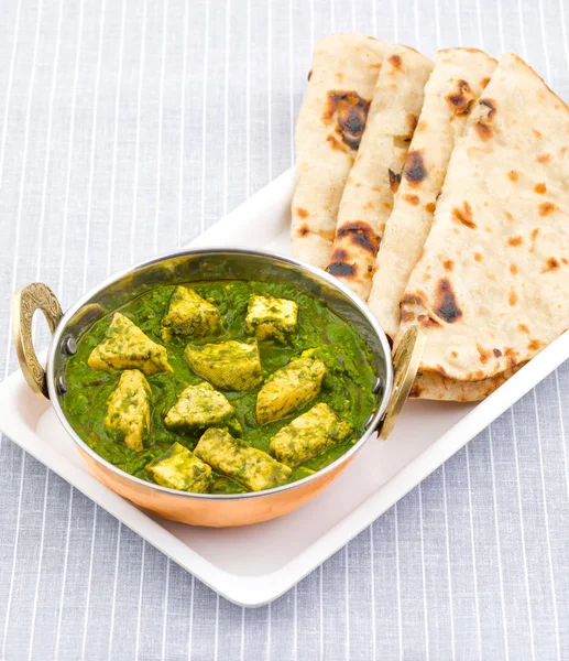 Paneer Indio Cocina Saludable Palak Servido Con Tandoori Roti Ensalada —  Fotos de Stock