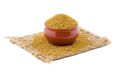 Beyaz Arkaplanda Çemen Yunanı Tohumları veya Methi İzole Edildi