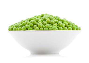 Beyaz zemin üzerine yeşil bezelye kurutulmuş