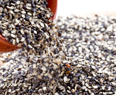 Split Siyah Mercimek, Black Gram, Black Urad Dal, Vigna Mungo, Urad Bean, Urad Dal, Minapa Pappu, Mungo Bean veya Black Matpe Bean olarak da bilinir.