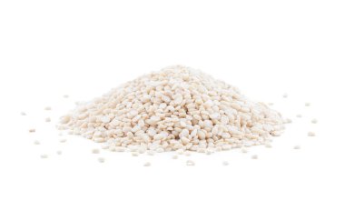 Yığın Urad Dal veya siyah Gram Split darbe cilasız olmadan kapağı da biliyorum Vigna Mungo, siyah Gram, Urad Bean, Mungo Bean, siyah Matpe fasulye veya bölünmüş siyah beyaz arka plan üzerinde izole Gram olarak