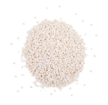 Yığın Urad Dal veya siyah Gram Split darbe cilasız olmadan kapağı da biliyorum Vigna Mungo, siyah Gram, Urad Bean, Mungo Bean, siyah Matpe fasulye veya bölünmüş siyah beyaz arka plan üzerinde izole Gram olarak