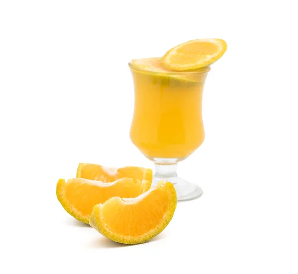 Φρέσκο Πορτοκαλί Φρούτα Χυμός Και Φέτες Από Πορτοκάλι Απομονώνονται Λευκό — Φωτογραφία Αρχείου