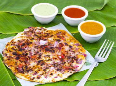 Bir popüler Güney Hint lezzetli baharatlı kahvaltı Snack servis Hindistan cevizi Hint turşusu, domates sosu ve Sambar ile Güney Hint Gıda Uttapam de biliyorum olarak ooththappam, Rava Uttapam, Uttapa veya Uthappa olduğunu