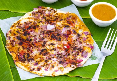 Bir popüler Güney Hint lezzetli baharatlı kahvaltı Snack servis Hindistan cevizi Hint turşusu, domates sosu ve Sambar ile Güney Hint Gıda Uttapam de biliyorum olarak ooththappam, Rava Uttapam, Uttapa veya Uthappa olduğunu
